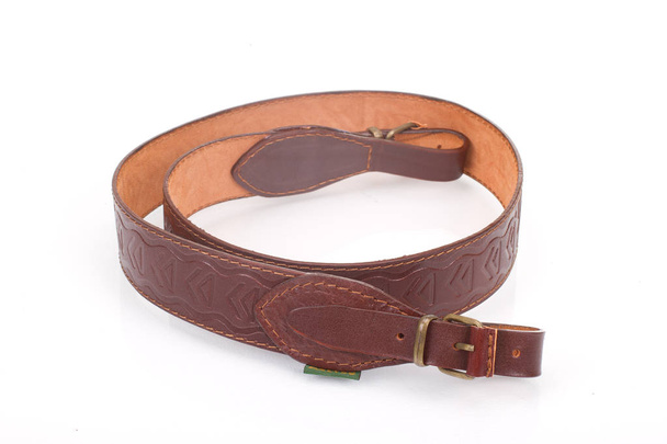 cinturón de cuero marrón blindado sobre fondo blanco aislado
 - Foto, Imagen