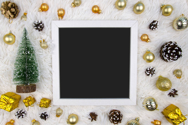 Cornice natalizia decorata con palline d'oro e un albero di Natale decorativo verde su sfondo bianco e soffice. Vista dall'alto
 - Foto, immagini