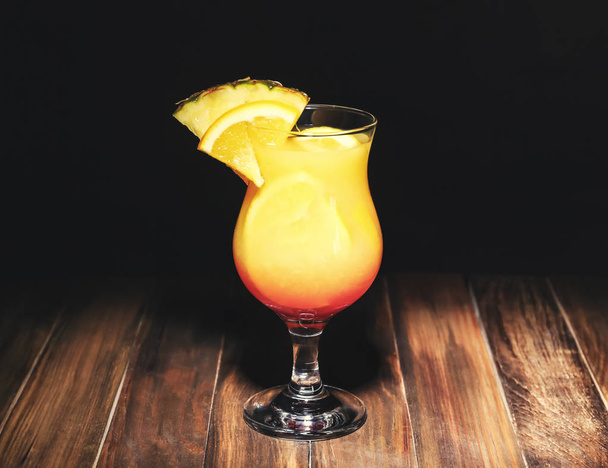 Glas mit leckeren exotischen Cocktails - Foto, Bild