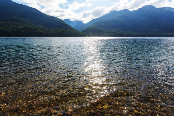 Tyyneys järvi vuorilla luonnonkaunis näkymä
  - Valokuva, kuva