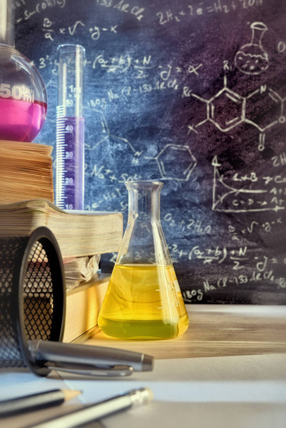 Стіл класу і намальована дошка хімії викладання вертикально
 - Фото, зображення