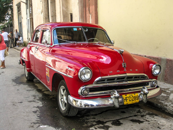 Een klasieke auto in de straten van Cuba - Фото, зображення