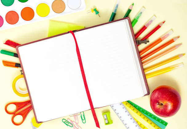 Volver a la escuela Antecedentes con Cuaderno y Colorido
  - Foto, imagen