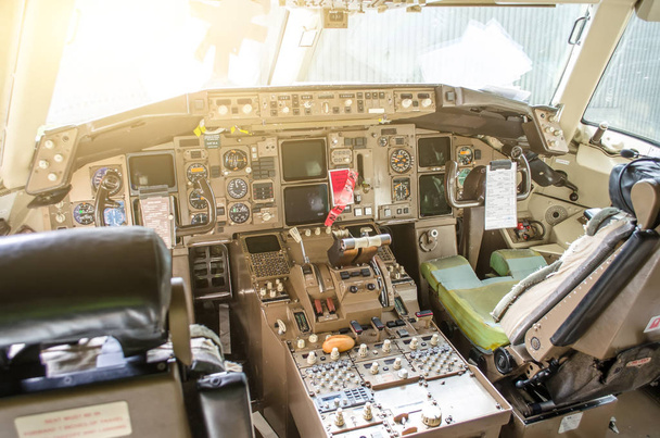 Pilotos de cabine visão de aeronave do pára-brisas, volantes, dispositivos de controle
. - Foto, Imagem