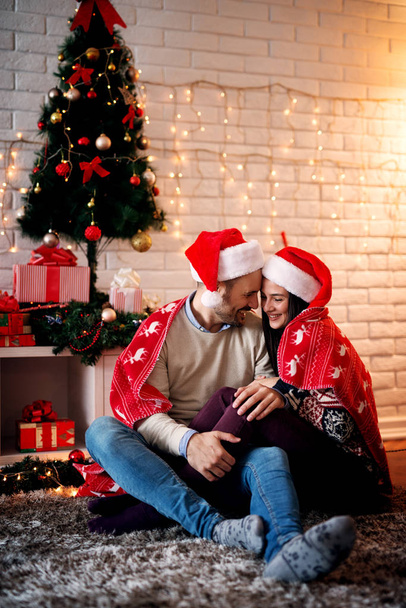 happy couple celebrating Christmas at home - Foto, afbeelding