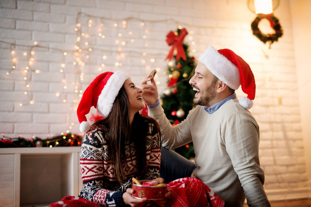 šťastný pár doma slaví Vánoce - Fotografie, Obrázek
