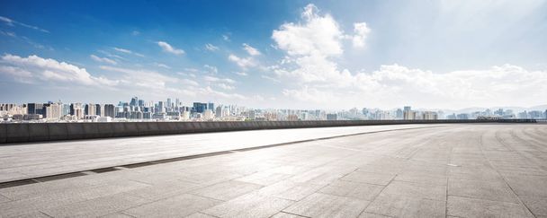 пустой этаж с городским пейзажем Ханчжоу в облачном небе
 - Фото, изображение