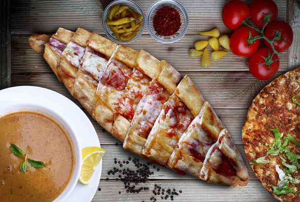 salchicha y queso pita con sopa de lentejas, lahmacun. Comida tradicional turca
 - Foto, imagen