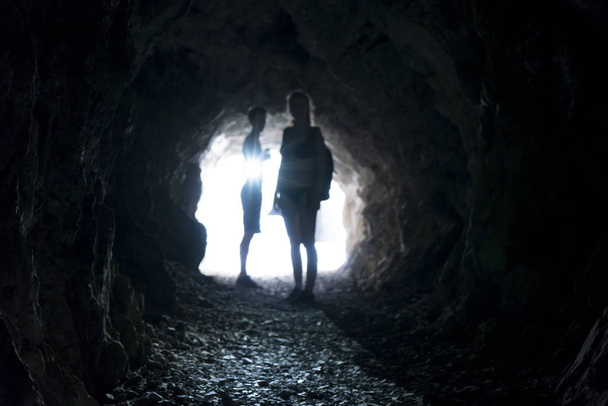 niewyraźne ludzi w ciemnym tunelu - Zdjęcie, obraz