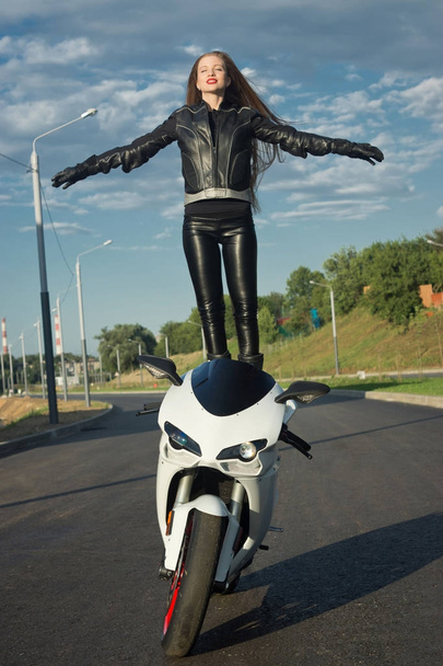 Sexy kostým motorkářka v kožené bundě  - Fotografie, Obrázek