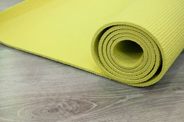 Esterilla de yoga en suelo de madera
 - Foto, Imagen