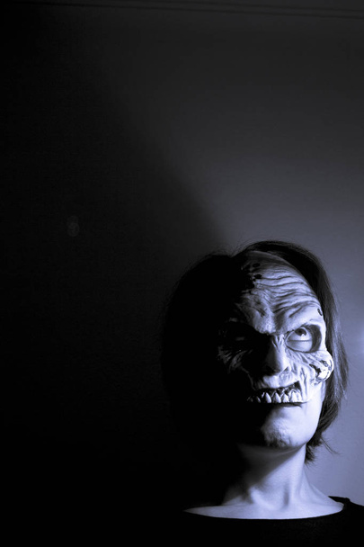 Kobieta zombie z dead living maska - Zdjęcie, obraz