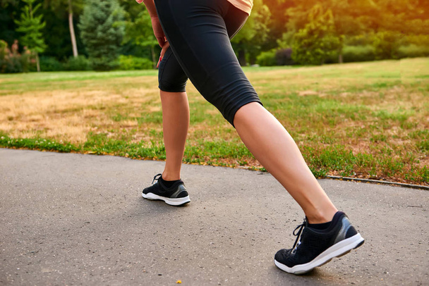 Nohy zezadu běžící žena - Fotografie, Obrázek