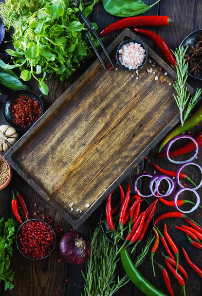 Verse groenten, kruiden en specerijen in houten doos in rustieke stijl. Ruwe gezonde natuurvoeding concept - Foto, afbeelding