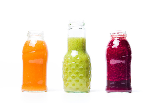 Kleurrijke smoothies met fruit geïsoleerd - Foto, afbeelding