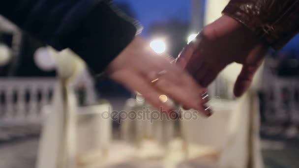 Kädenpuristus ystäville taustalla maisemia romanttinen kohtaaminen
 - Materiaali, video