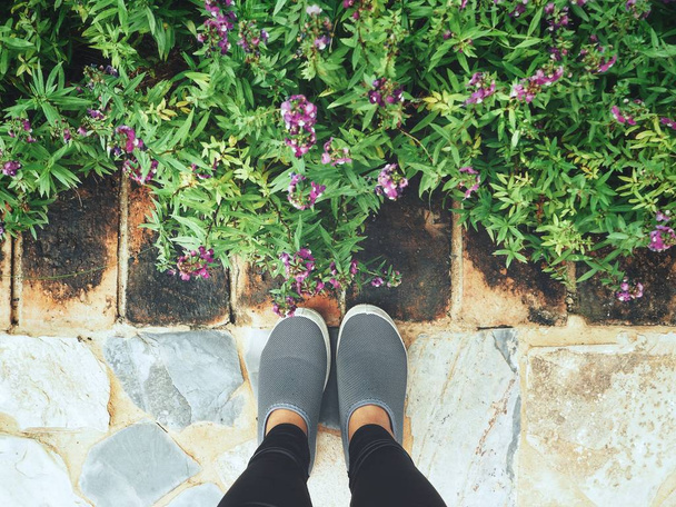 Selfie von lila Salvia-Blüten mit Schuhen - Foto, Bild