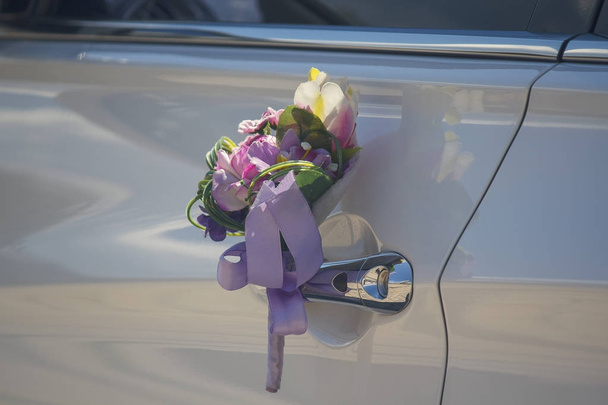 Свадебный вагон украшен букетами цветов
 - Фото, изображение