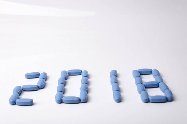 Yaratıcı 2018 yeni yıl kavramı mavi tıbbi tabletlerden ove yapılan - Fotoğraf, Görsel