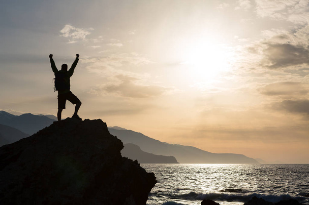 Muž s rozpřaženými pažemi oslavit hory sunrise - Fotografie, Obrázek