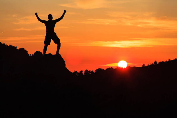 Mies vaellus kiipeilyä siluetti auringonlaskun vuorilla
 - Valokuva, kuva
