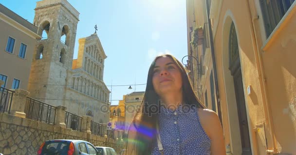 Fiatal turista nő séta a kis utcán süt a nap. Lány kiadások nyaralás-Európa középkori óváros. - Felvétel, videó