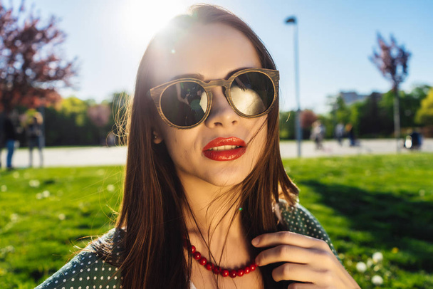 Fashion woman in glasses outside.Summer glamour smiling girl - Foto, afbeelding
