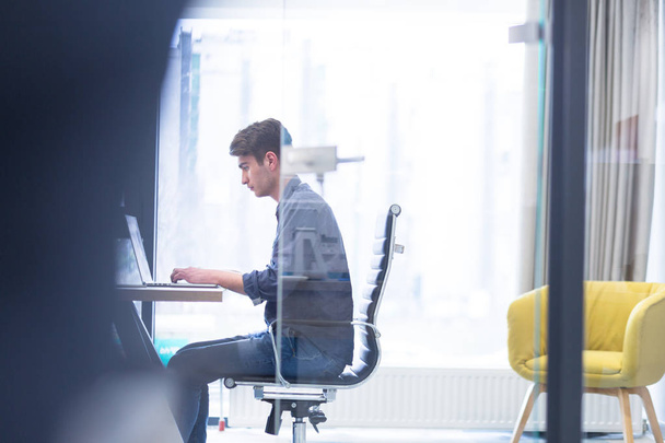 businessman working using a laptop in startup office - Фото, зображення