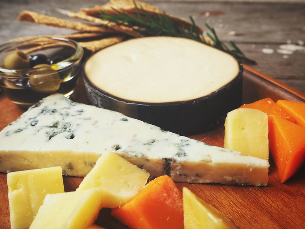 Çeşitli ahşap arka plan üzerinde peynir - Fotoğraf, Görsel