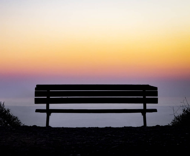 Staré dřevěné lavice s výhledem na barevné západ slunce - Fotografie, Obrázek