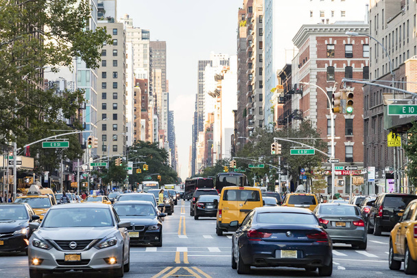 NUEVA YORK CITY - CIRCA 2017: Autos, taxis y autobuses se agolpan
  - Foto, Imagen