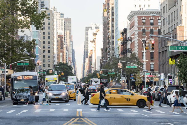 NEW YORK CITY - CIRCA 2017: Crowds of busy people walk across  - Foto, Imagem