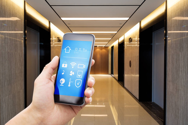 smartphone en corredor moderno
 - Foto, Imagen