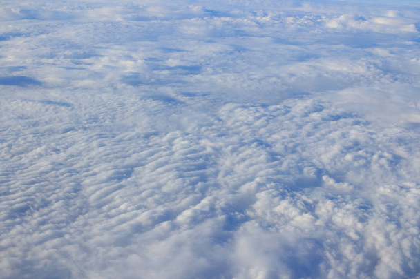 Вид з повітря на місто через вікно літака
 - Фото, зображення