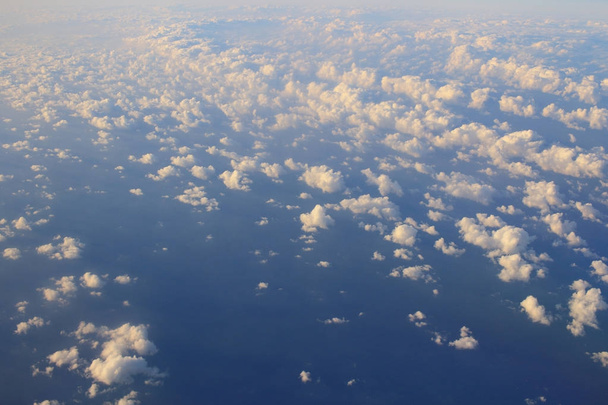  Nuages et ciel, Vue depuis une fenêtre d'avion
 - Photo, image