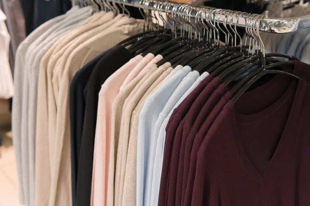 Mannen kleding, rij met sweatshirts, winkelen - Foto, afbeelding