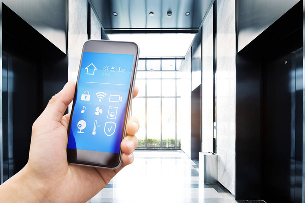 téléphone intelligent dans le couloir moderne
 - Photo, image