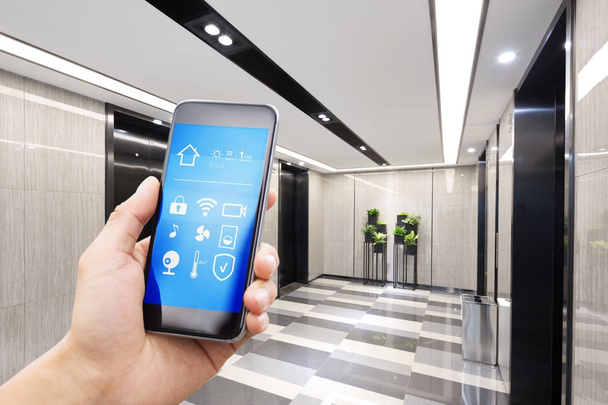 téléphone intelligent dans le couloir moderne
 - Photo, image
