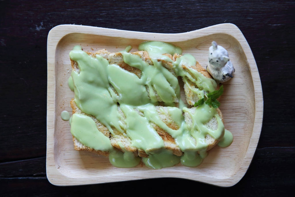 Comida dulce tailandesa crema al vapor verde en tostadas
 - Foto, Imagen