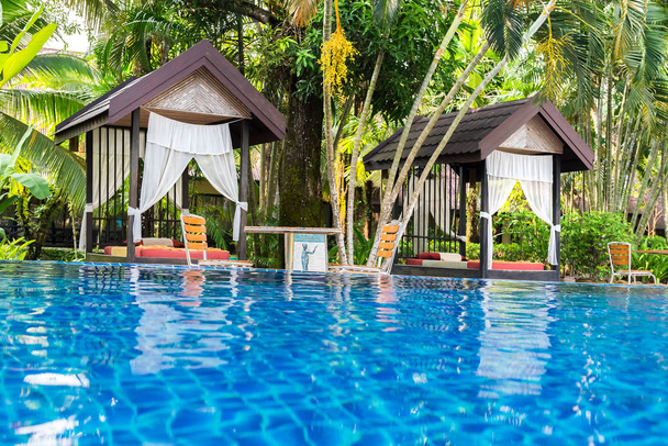 Place for Thai massage at beautiful swimming pool in tropical re - Foto, afbeelding
