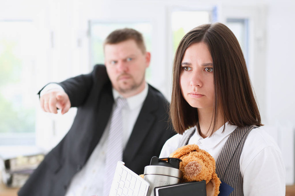 Θυμωμένος αφεντικό φωνάζει σημείο βραχίονα για έξοδο - Φωτογραφία, εικόνα