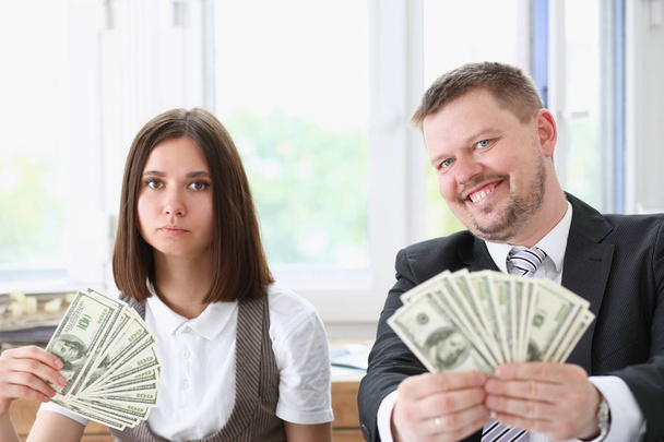 Bir erkek ve bir kadın hafif para keyfini çıkarın - Fotoğraf, Görsel