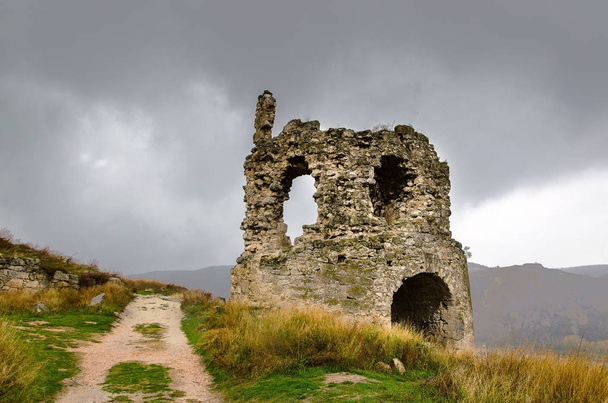 Ruines du château
 - Photo, image