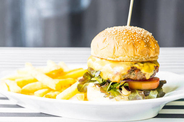 beef burger with french fries - Foto, afbeelding