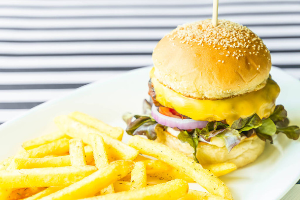 beef burger with french fries - Foto, Imagem