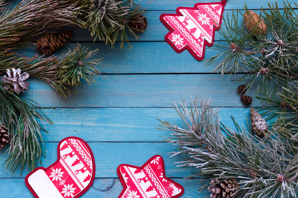 Kerstdecoraties voor de feestdagen op een blauwe achtergrond van houten, kopie ruimte plat leggen - Foto, afbeelding