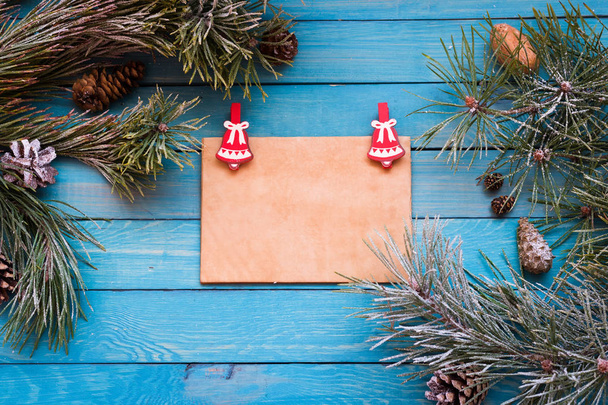 青い木製の背景のクリスマスの休日の装飾、フラット コピー スペース レイアウト - 写真・画像