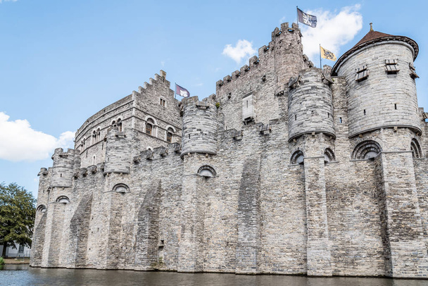 Gravensteen Festung in Gent aus dem Kanal - Foto, Bild