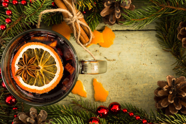 Noel çerçeve dekor kadeh şarap ile tarçın ile - Fotoğraf, Görsel