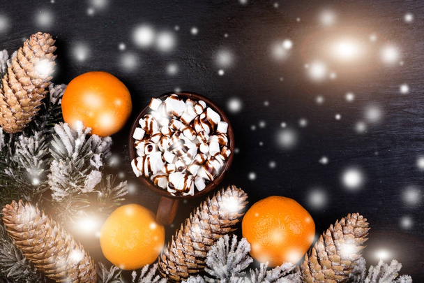 Cibo di Natale Dolce Marshmallow con Cioccolato in Tazza Marrone su Fondo Nero. Lay piatto
 - Foto, immagini